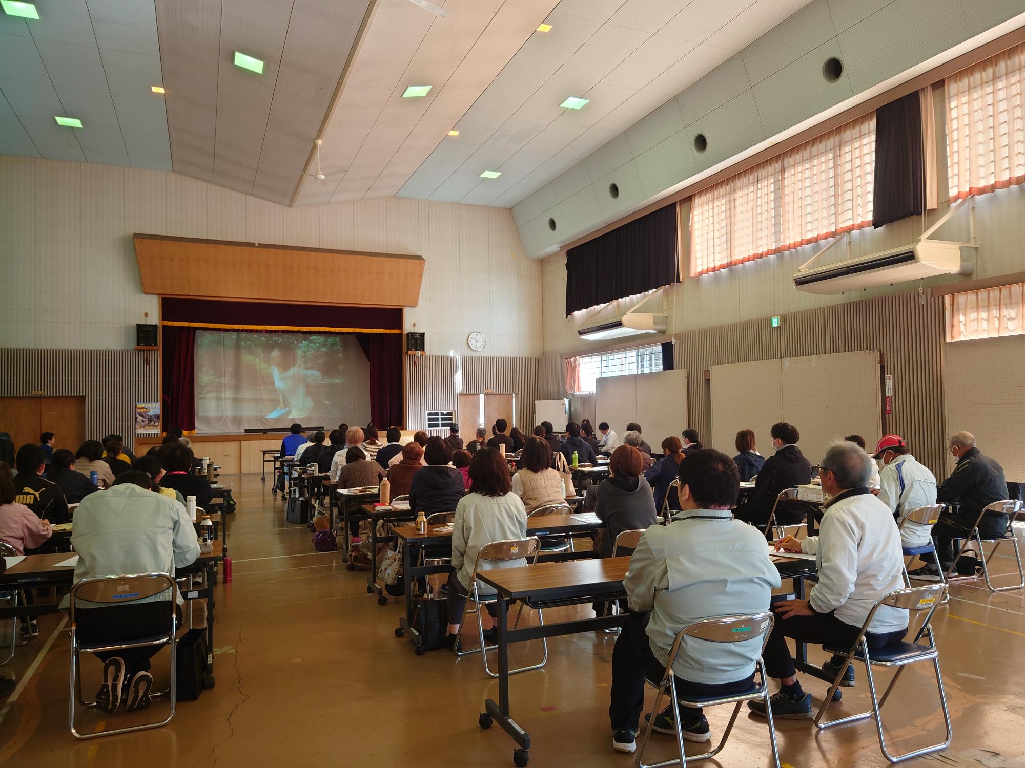 令和7年度の講座で講師の話を聞く受講者の様子