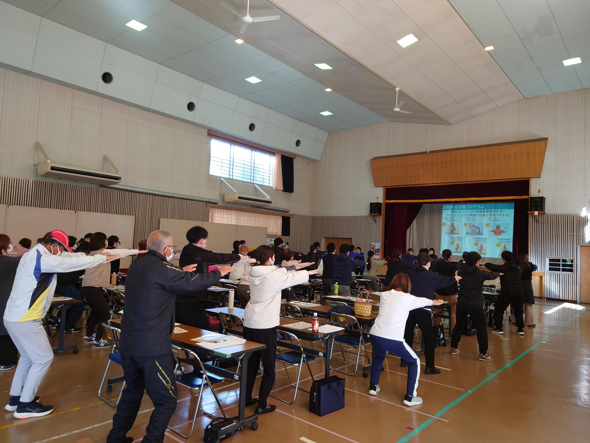 令和7年度の講座でトレーニングを実践する様子