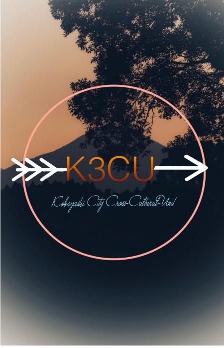 「K3CU」と書かれたロゴと夕焼け空と山のシルエットのイメージ