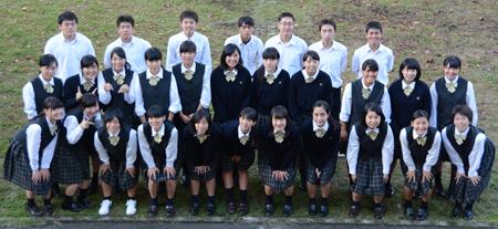 制服姿でカメラのほうを向いて並んでいる第5弾小林秀峰高校3年生の皆さんの写真