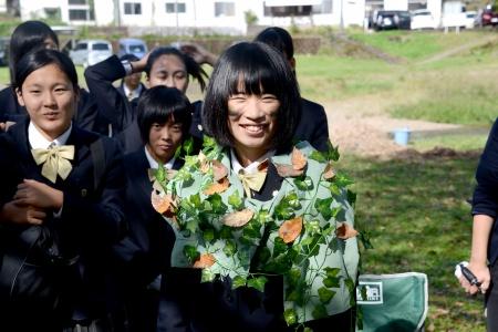 葉っぱの飾りでカモフラージュした合図役の女子生徒の写真