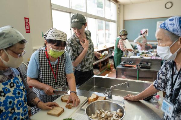 国際交流院が料理教室を行っている写真